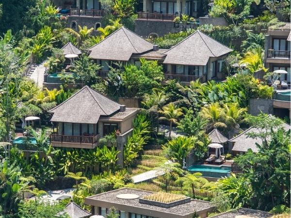 Four Seasons Resort, Sayan